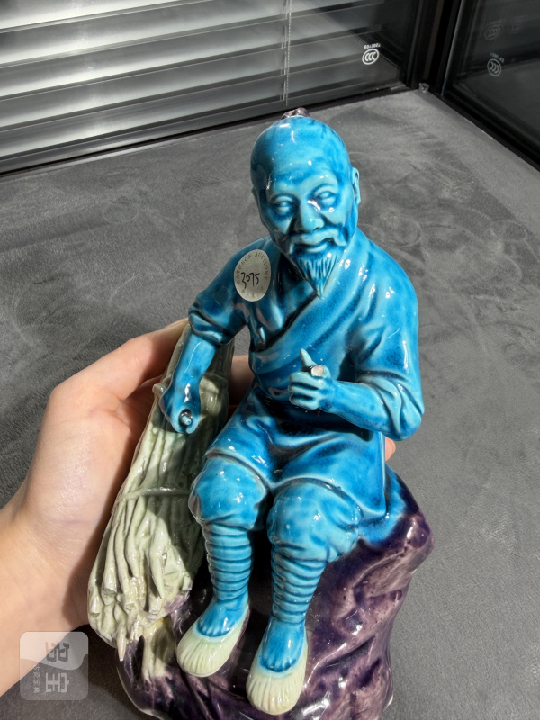 清晚期孔雀蓝釉加茄皮紫釉樵夫塑像 - 图3